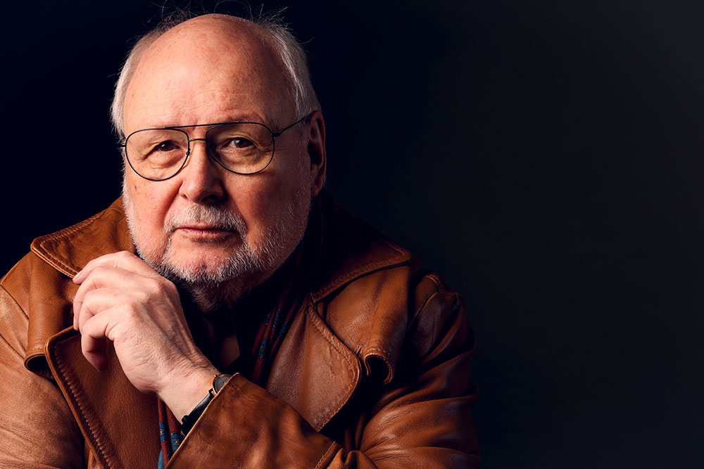 Klaus Damm (r.) führt in die Werke von Heidrun Pfalzgraf und Tony Strnad ein - Vernissage in der Galerie Display